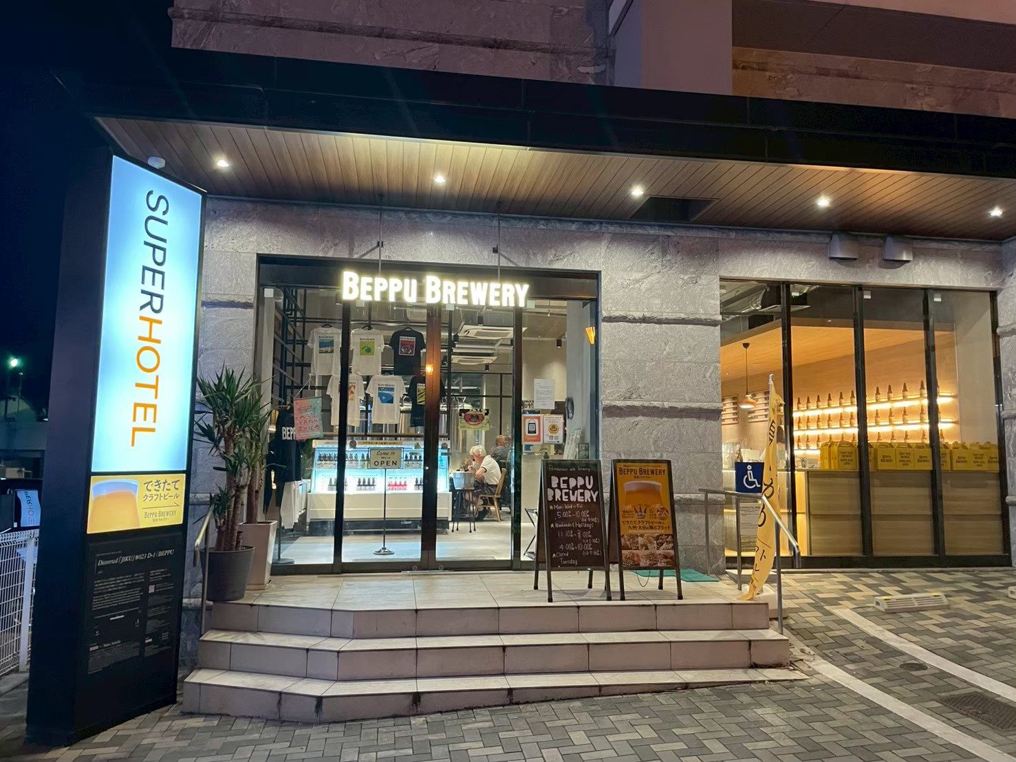 Fachada del local con el cartel de Beppu Brewery