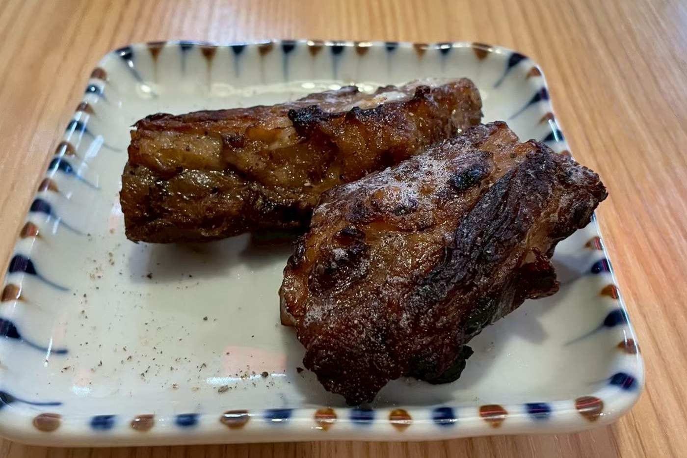 Dos trozos de carne a la parrilla en un plato pequeño