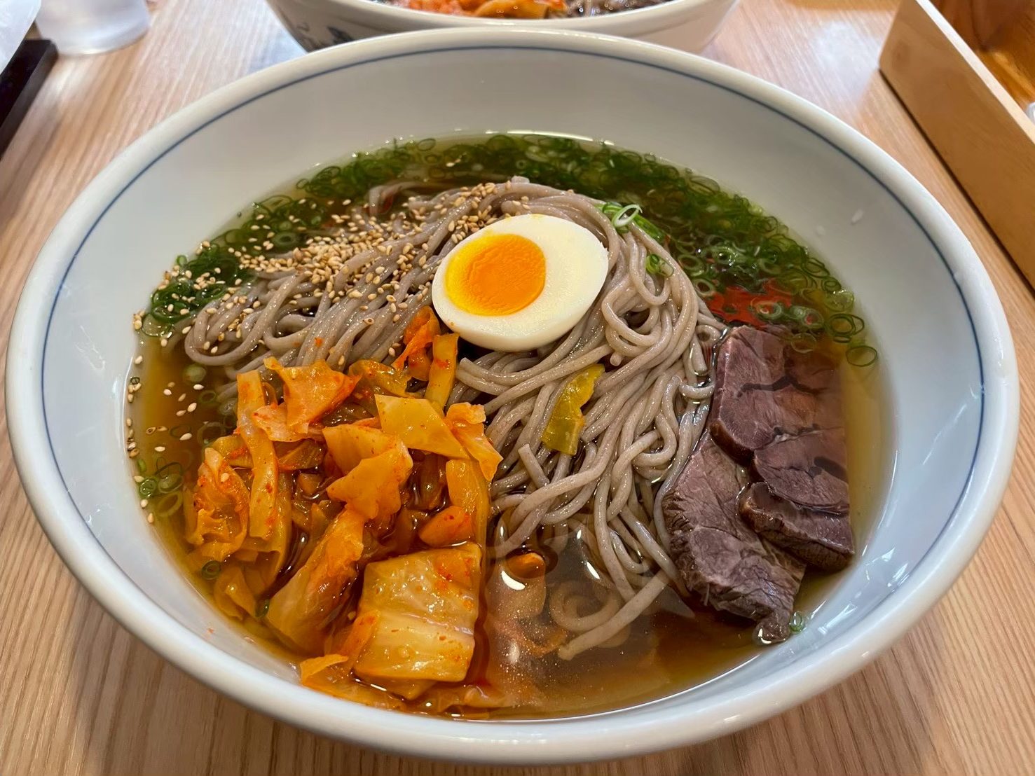 Cuenco de fideos fríos visto desde arriba