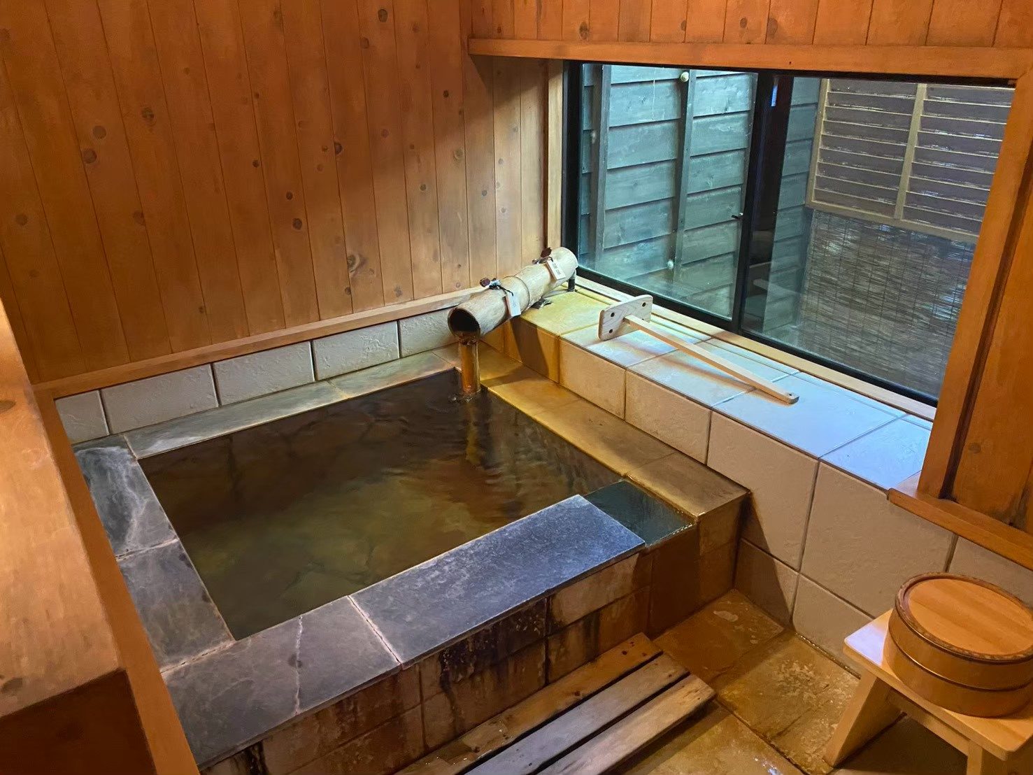 Bañera con un caño de agua