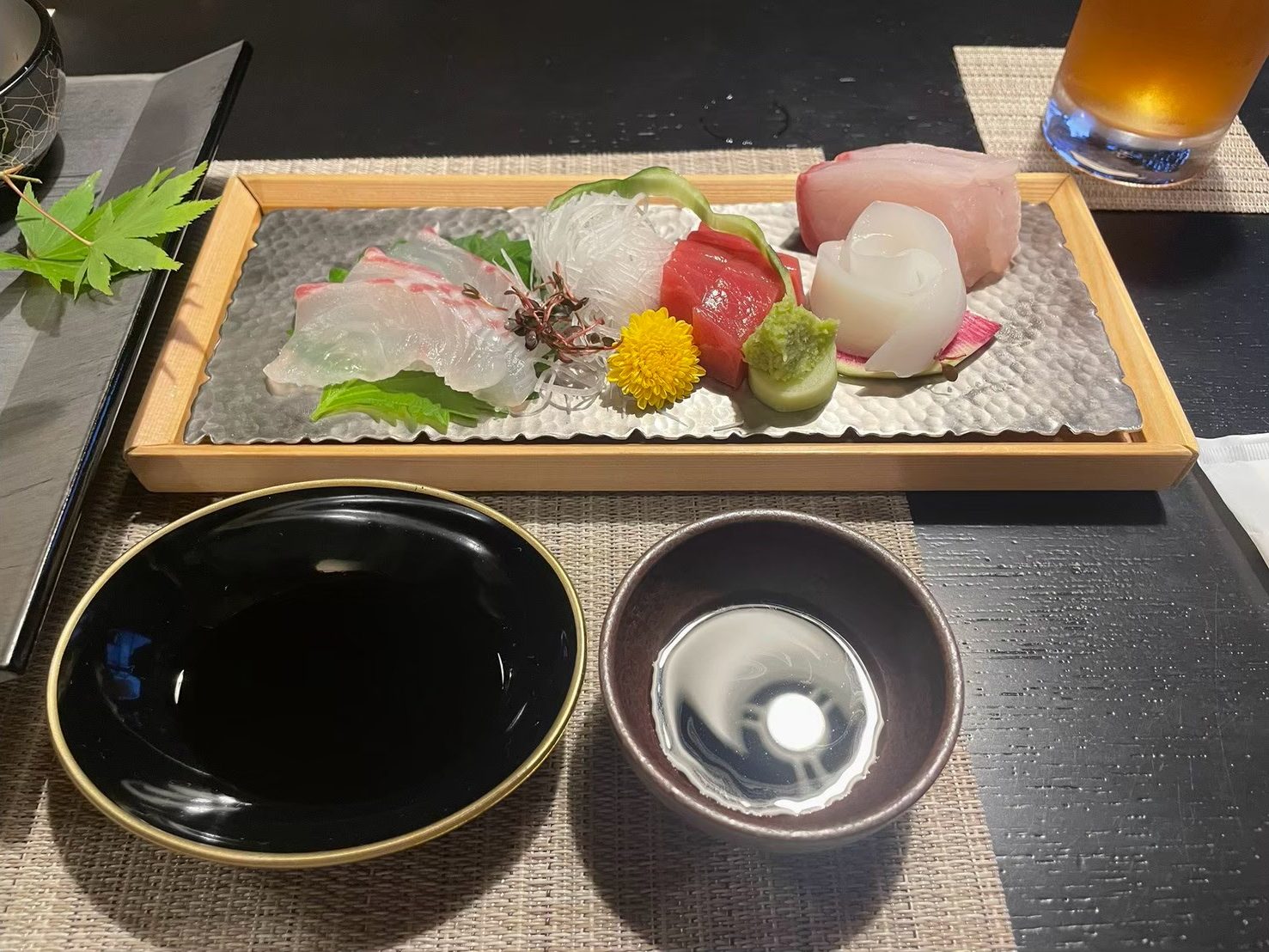 Plato de sashimi variado sobre una bandeja de madera