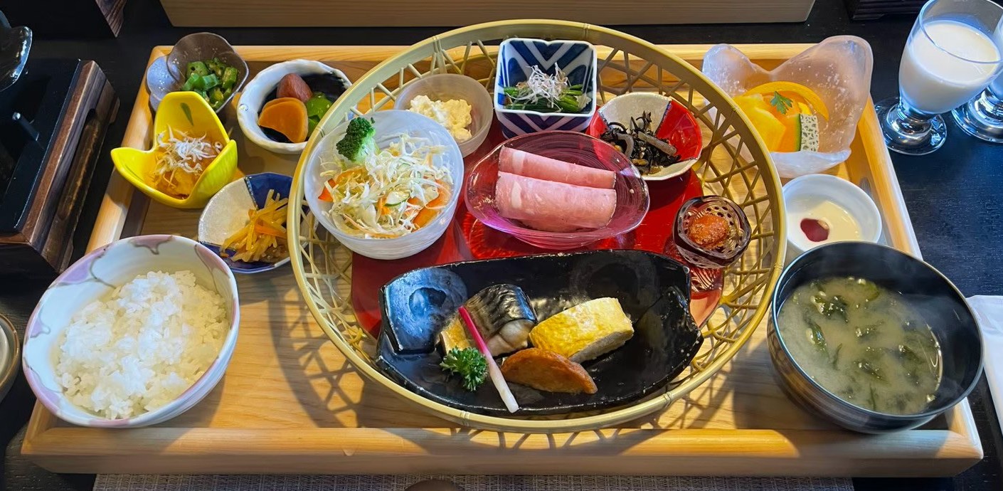 Bandeja del desayuno con muchos platitos, arroz y sopa de miso