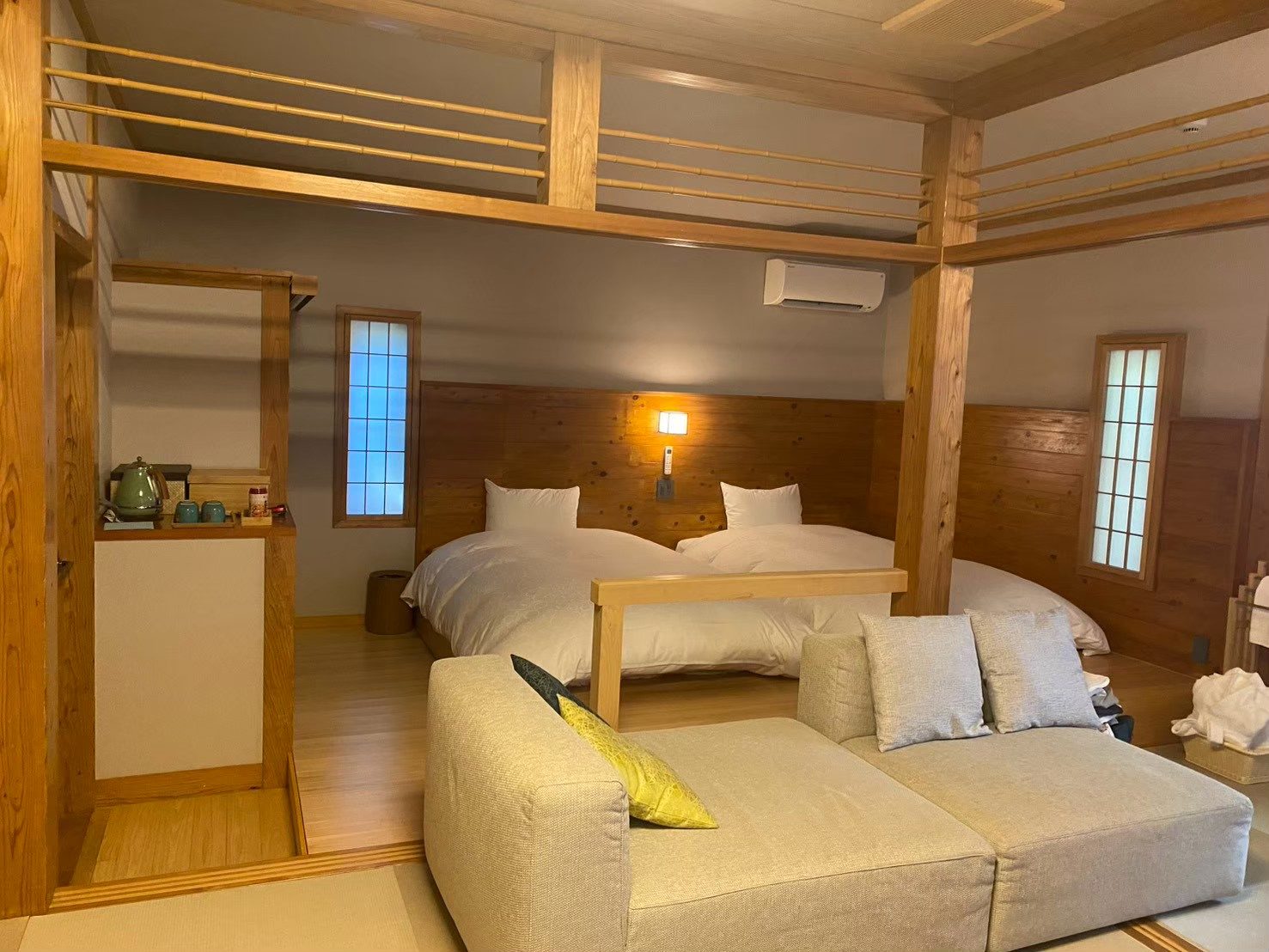 Habitación de madera con dos camas y un sofá