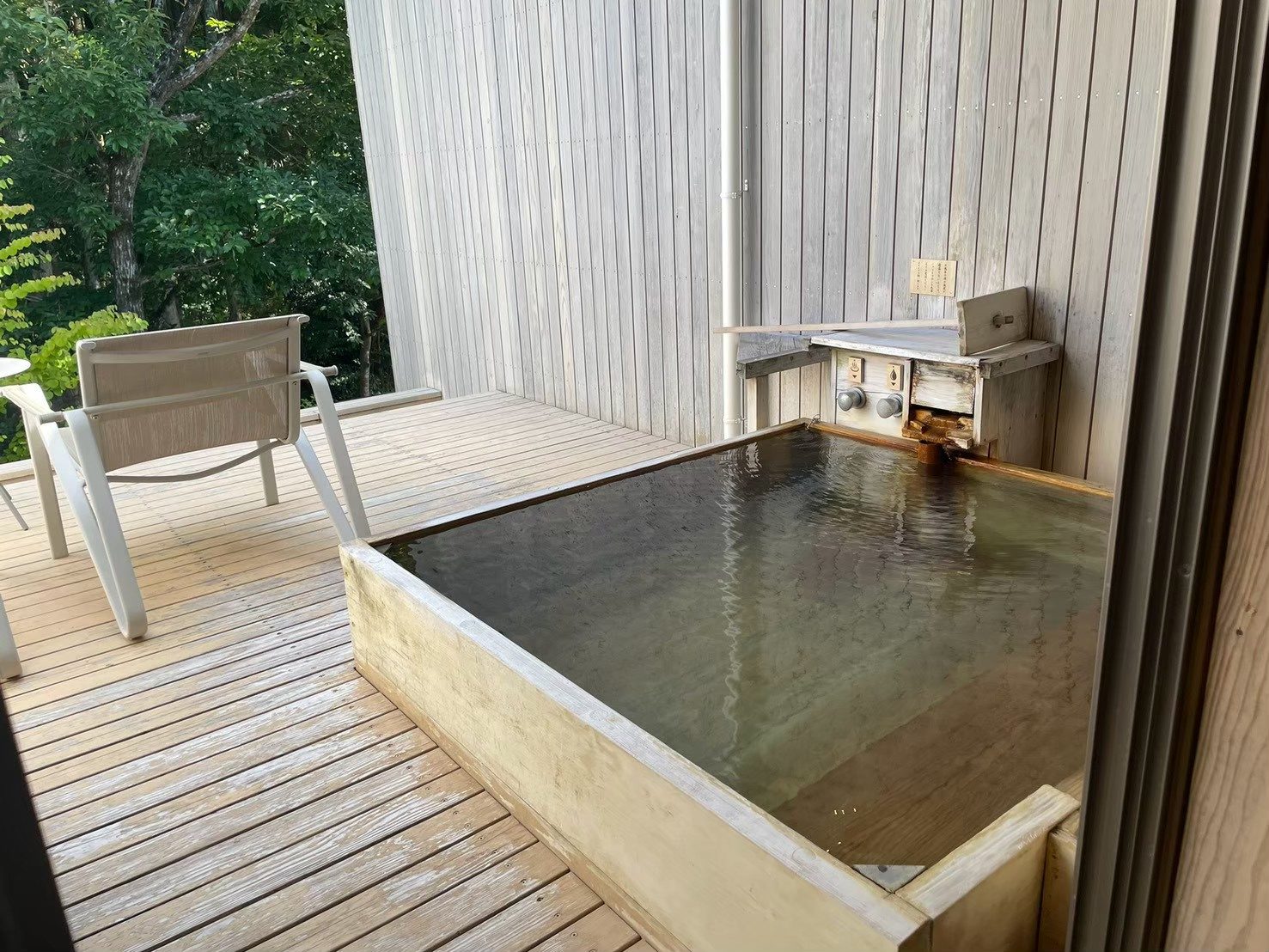 Bañera de madera en una terraza