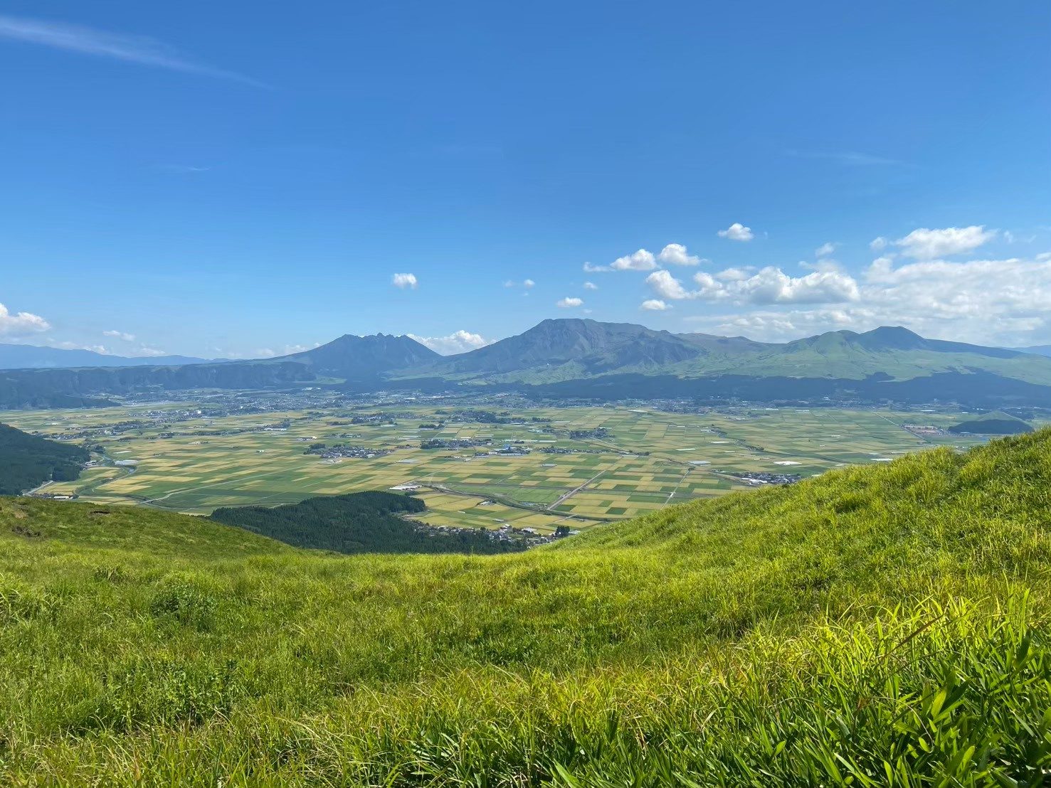 Vista de la caldera desde un mirador entre praderas verdes